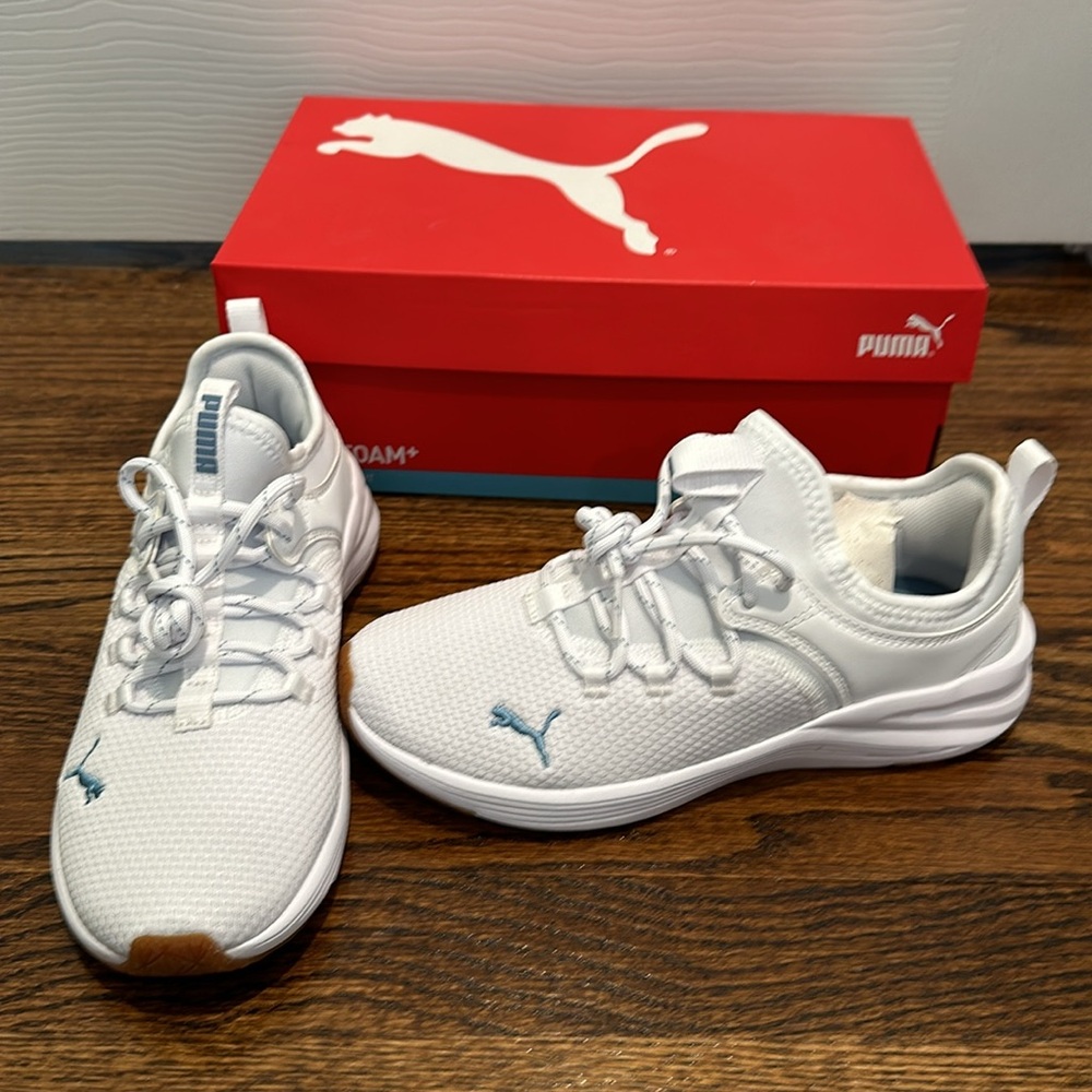 BNIB Women’s size 6.5 PUMA sneakers Starla 2